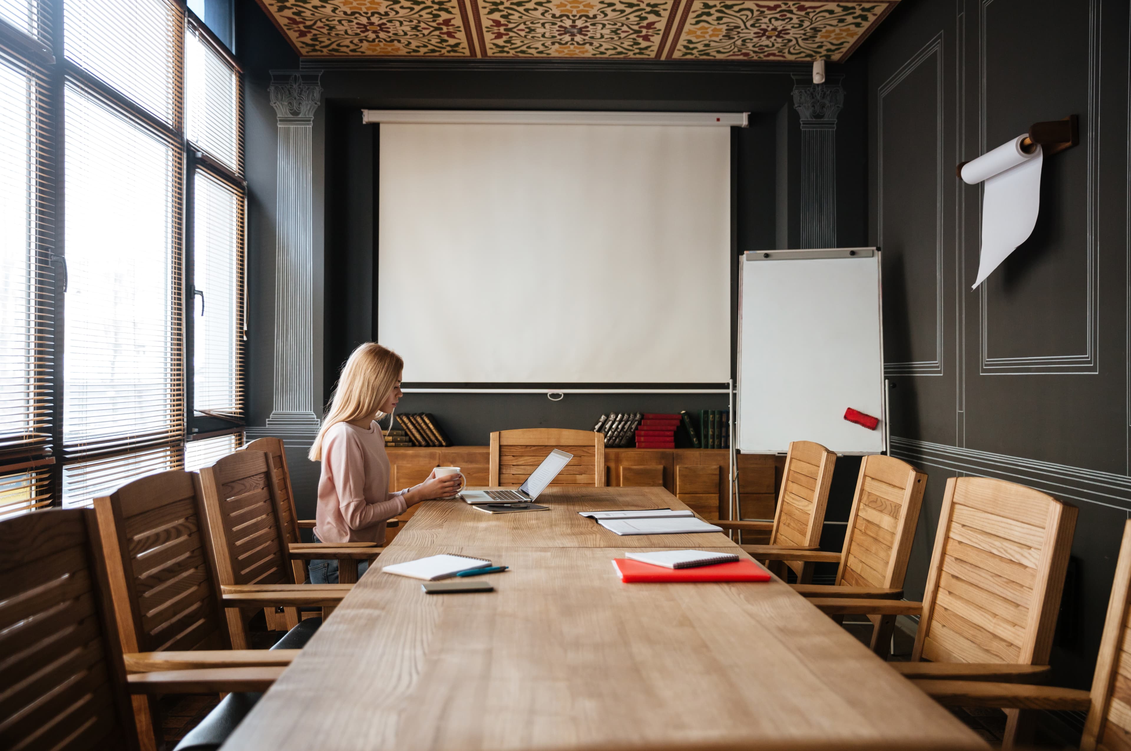 An image of the meeting room